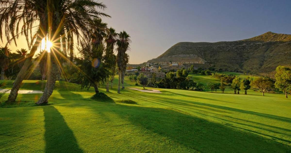 Golf, Piscina Climatizada Y Playa Apartman La Envia Kültér fotó